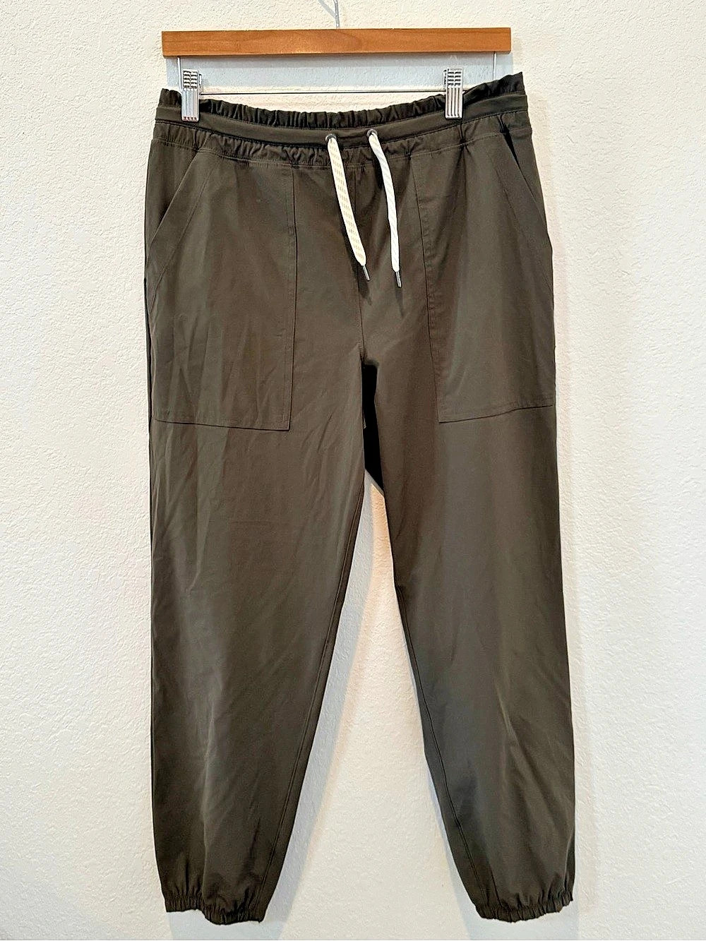Vuori Miles Ankle Pant Jogger Pants in Olive Size Medium Like New
